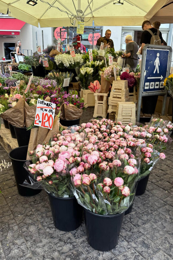 Pouličné kvetinárstvo v Nyhavne v Kodani